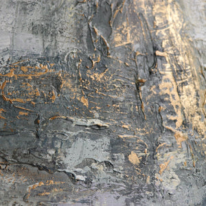 Nahaufnahme: goldene Strukturen auf Acrylgemälde in Grau