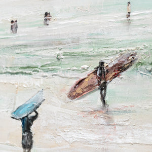 Detailaufnahme Surfer am Strand in Bewegung