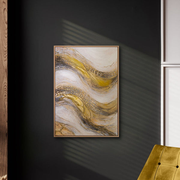 „Goldene Wellen" im modernen Wohnzimmer – handgemaltes Goldgemälde mit Holzrahmen als Wanddeko