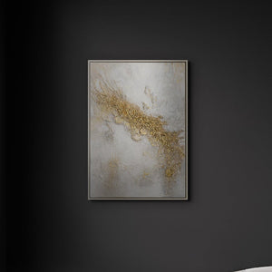 „Lichtspalte" im minimalistischen Wohnzimmer – handgemaltes Weiß-Gold Wandbild als dezente Wanddeko