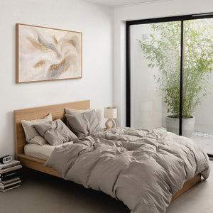 Abstraktes Leinwandbild mit goldenen Akzenten in Beige