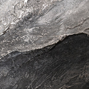 Abstraktes Kunstbild mit dunkler Steinstruktur in Grau und Schwarz