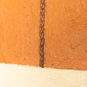 Detail eines abstrakten Leinwandbildes in Terrakotta, strukturierte Oberfläche