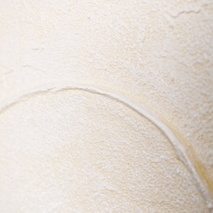 Detail eines abstrakten Leinwandbildes mit Struktur in Cremeweiß, Relief Oberfläche