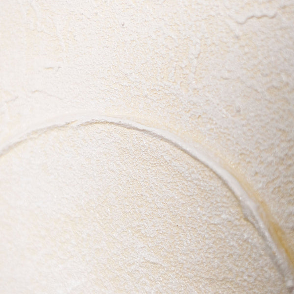 Detail eines abstrakten Leinwandbildes mit Struktur in Cremeweiß, Relief Oberfläche