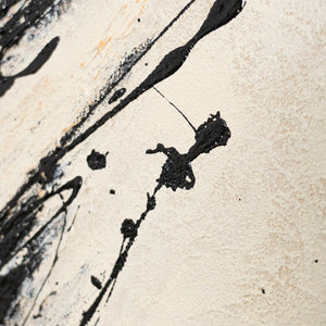 Leinwandbild mit Rahmen „Kraft des Pinselstrichs“ – Handgemalte abstrakte Kunst in Schwarz-Beige