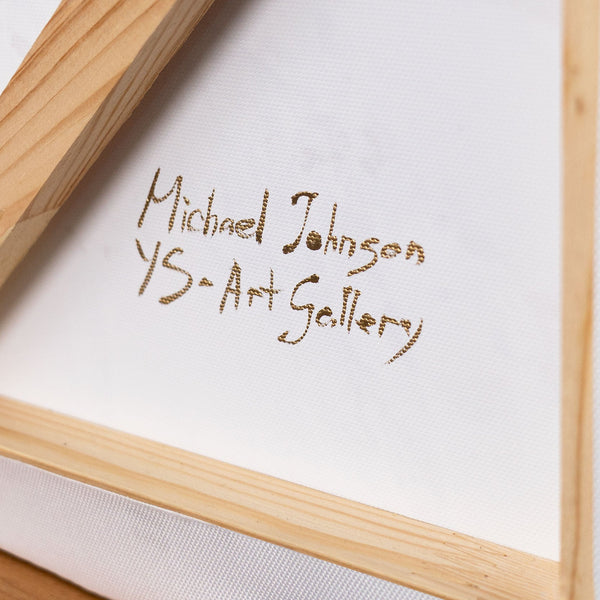 Rückseite eines abstrakten Leinwandbildes mit Künstlerbeschriftung und Holzrahmen