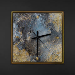 Handgemalte extravagante Wanduhr – Blau-Gold-Abstraktion – 35×35 cm