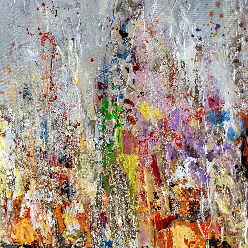 Großes Acrylbild in modernem Interieur mit Holztisch