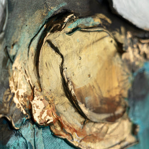 Detail des Gemäldes „Rhythmus der Unendlichkeit" – skulpturale Goldelemente auf Weiß und Türkis