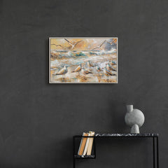 Maritimes Vogelbild „Harmonien der Küste" im modernen Wohnzimmer – Möwen Wanddeko in Gold und Türkis