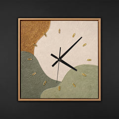 Wanduhr modern quadratisch – Lautlose Designer Wanduhr in Salbeigrün, Beige und Gold mit hellem Holzrahmen