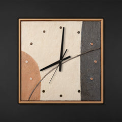 Handgemalte Wanduhr mit Rahmen – geometrische Abstraktion in Pfirsich und Grau – 35×35 cm