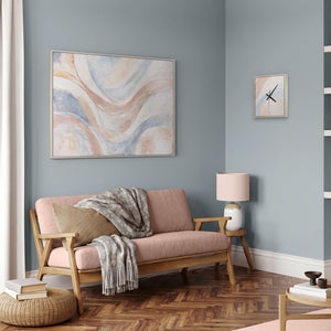 Ausgefallene Wanduhr lautlos – Handgemalte Abstraktion Peach & Hellblau, quadratisch