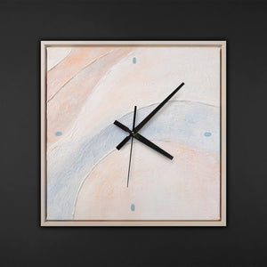 Ausgefallene Wanduhr lautlos – Handgemalte Abstraktion Peach & Hellblau, quadratisch