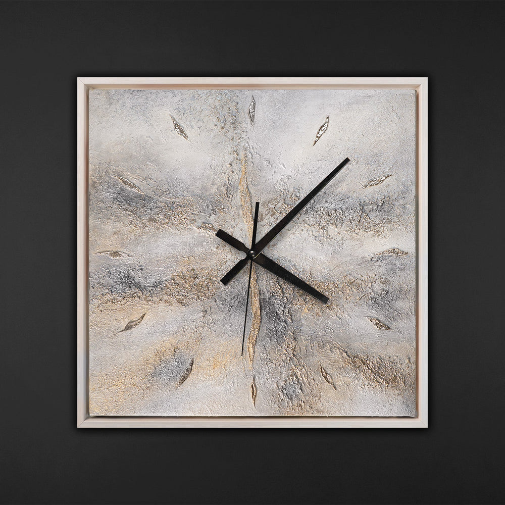 Handgemalte elegante Wanduhr mit goldener Abstraktion – 35×35 cm