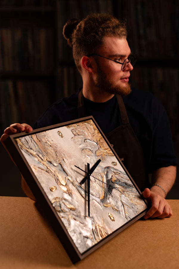 Ausgefallene Wanduhr bunt lautlos – Handgemalte Nacht mit Laternen, Blau & Orange, quadratisch