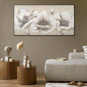 Bild im modernen Wohnzimmer über Holzstuhl und Beistelltisch