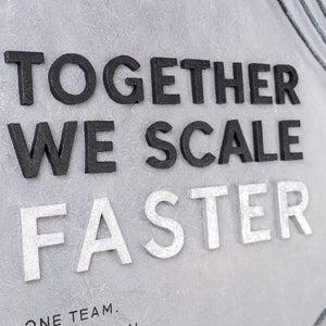 Together We Scale – handgemaltes Wandbild fürs Büro mit 3D-Relief, 140 × 70 cm