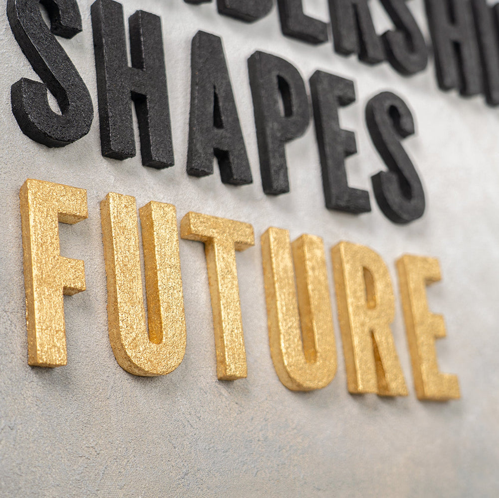Motivationsbild Büro – Modernes Leinwandbild mit Brücke und Spruch Leadership Shapes Future im Office