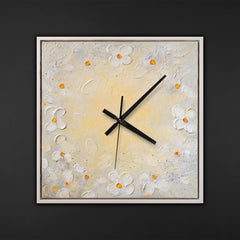 Ausgefallene Wanduhr Blumen lautlos – Handgemalte Weiß-Creme-Abstraktion, quadratisch