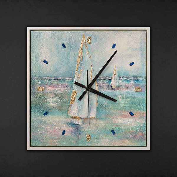 Ausgefallene Wanduhr Meer lautlos – Handgemaltes Segelboot Türkis & Gold, quadratisch