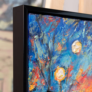 Ausgefallene Wanduhr bunt lautlos – Handgemalte Nacht mit Laternen, Blau & Orange, quadratisch