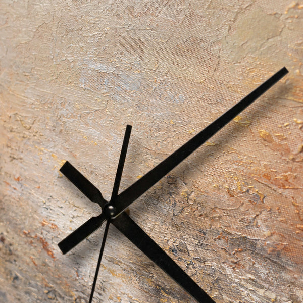 Ausgefallene Wanduhr lautlos – Handgemalte Stein-Abstraktion Beige, Sand & Gold, quadratisch