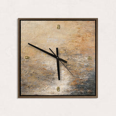Ausgefallene Wanduhr lautlos – Handgemalte Stein-Abstraktion Beige, Sand & Gold, quadratisch
