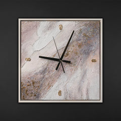 Ausgefallene Wanduhr lautlos – Handgemalte Marmor-Abstraktion Rosa, Grau & Gold, quadratisch