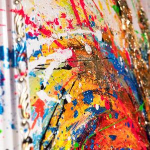 Bunte Spritzer im oberen Bereich des Bildes